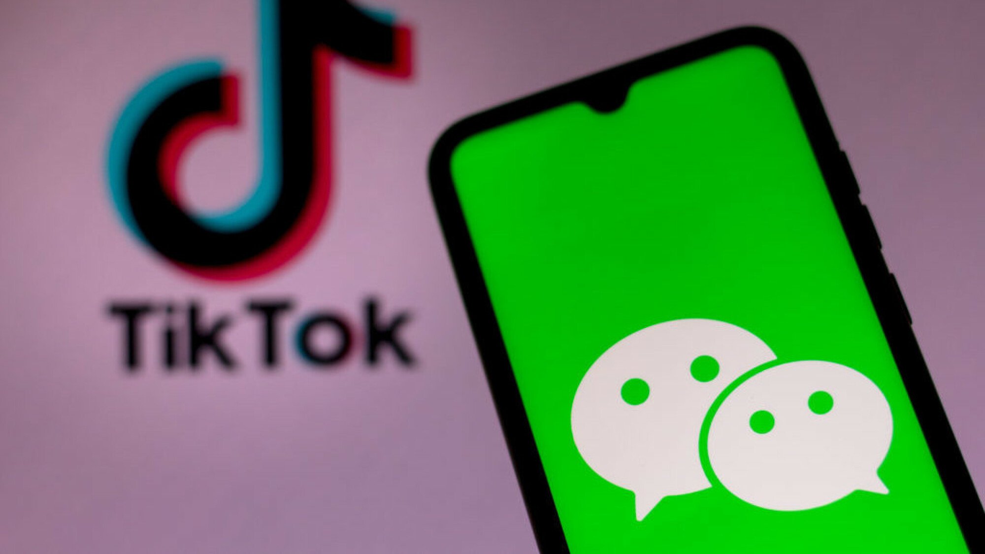 Un logo WeChat s’affiche sur un smartphone avec un logo TikTok en arrière-plan.