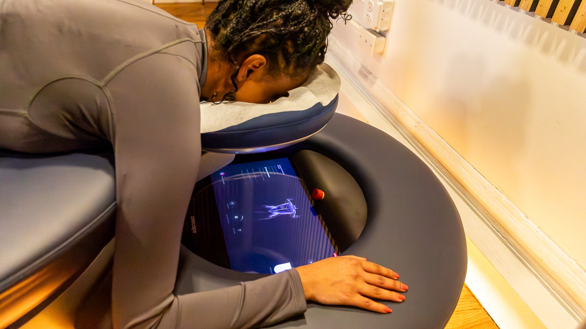 Kimberly Gedeon teste le robot de massage d'Aescape
