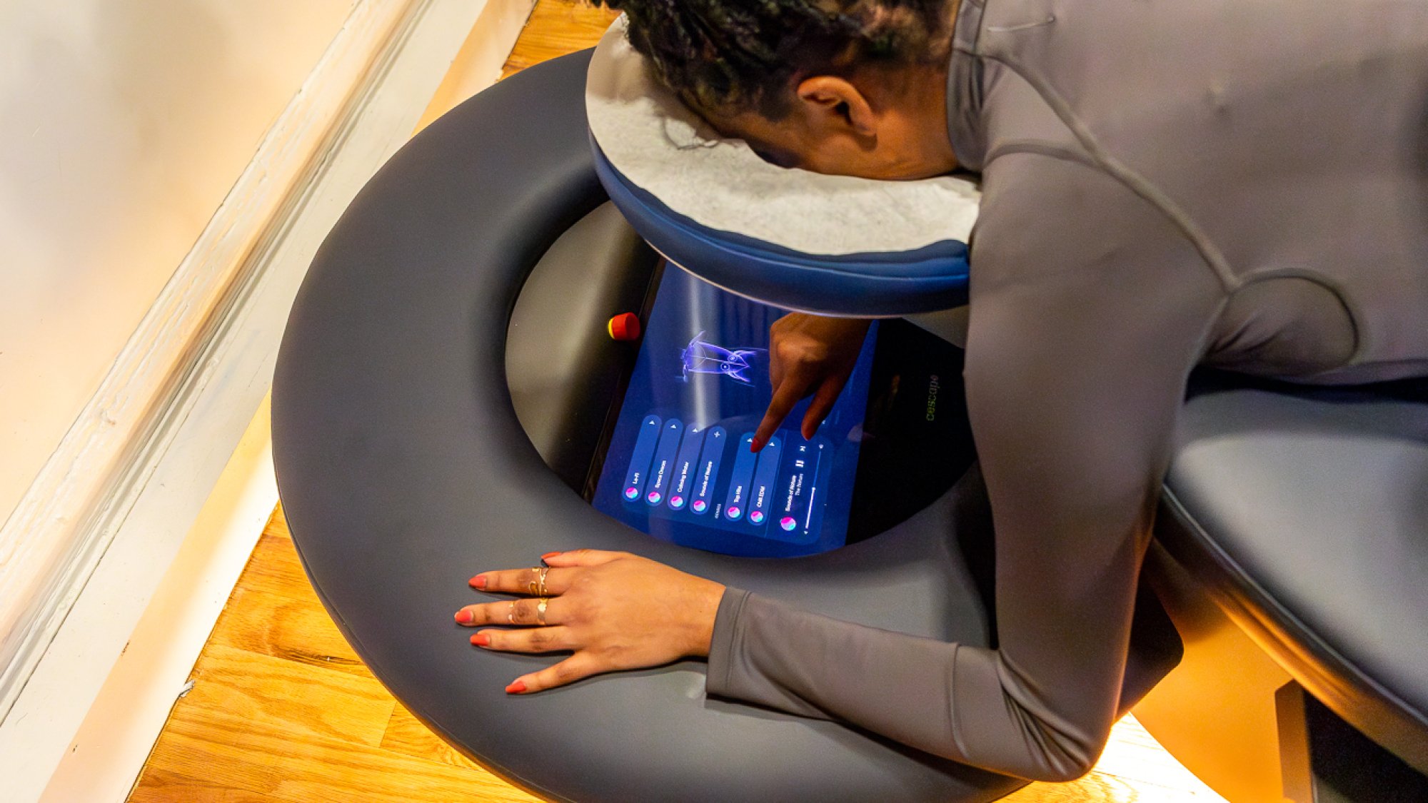 Kimberly Gedeon teste le robot de massage d'Aescape