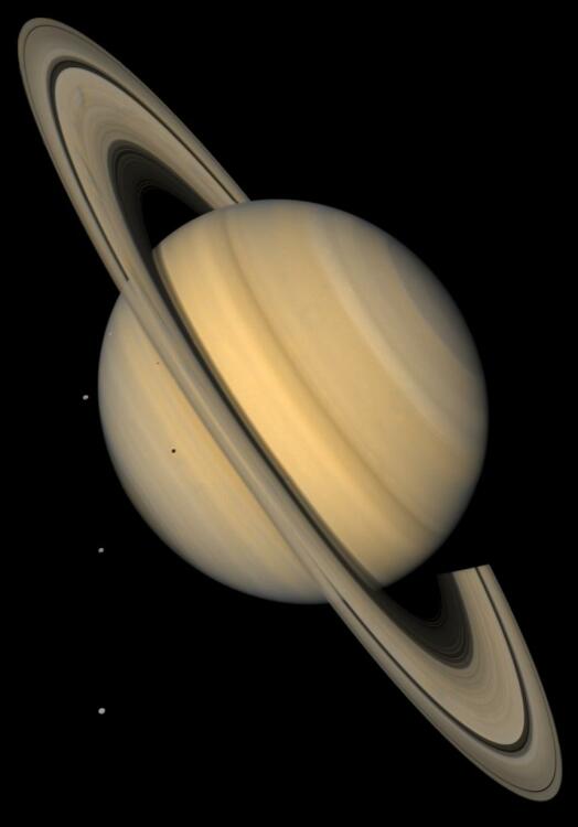 Saturne et quatre de ses lunes, capturées par Voyager 2 en 1981.