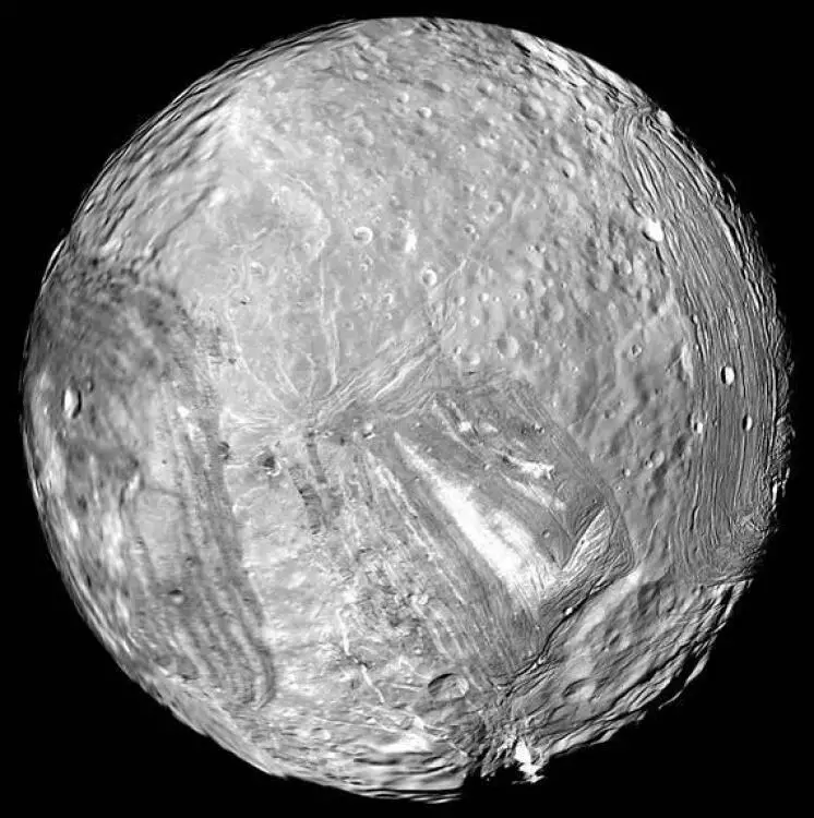 Miranda, la lune glacée d'Uranus, capturée par Voyager 2 en 1986.
