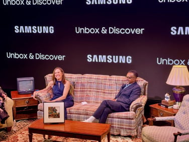 Molly Shannon et Tim Meadows assis sur un canapé