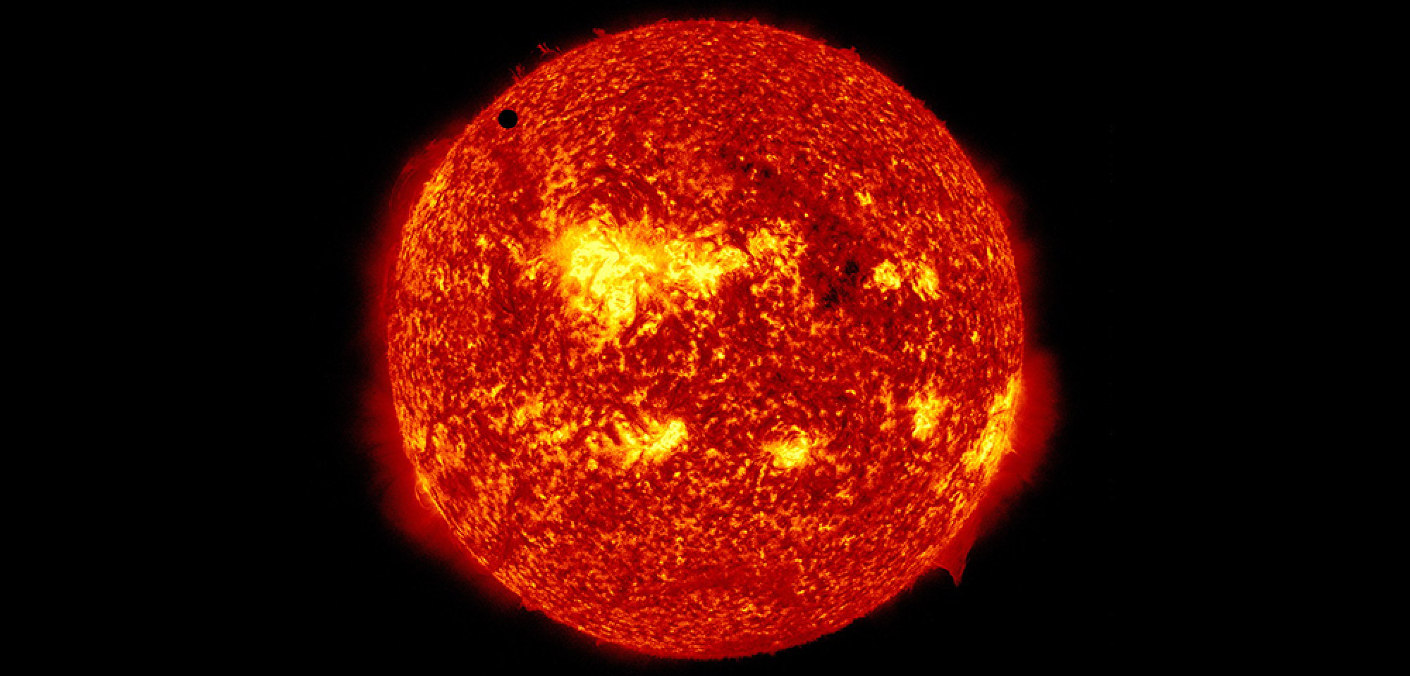Vénus visible comme un petit point sur le soleil lors du transit de la planète.