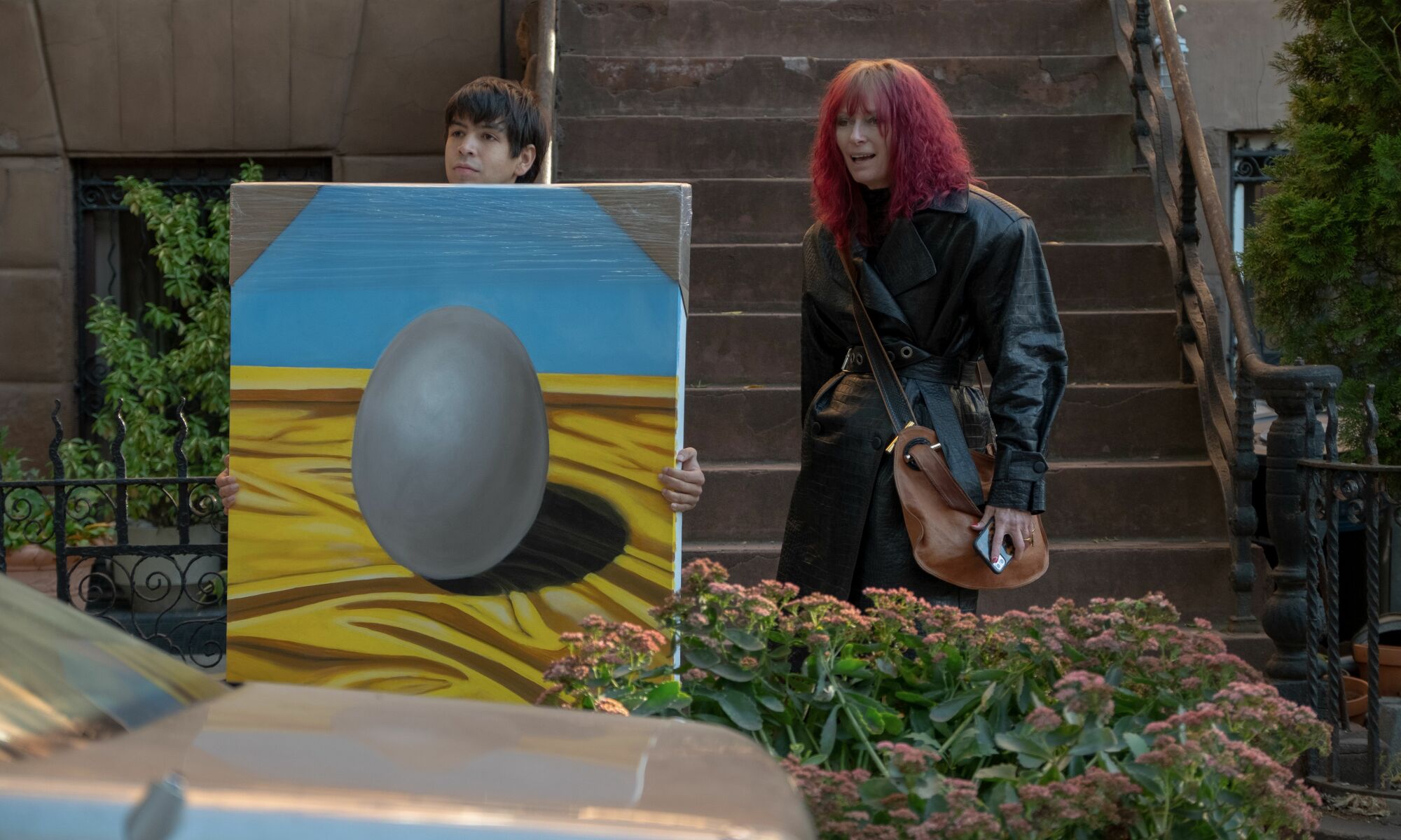 Tilda Swinton et Julio Torres avec "Blue Egg on Yellow Satin" dans "Problemista".
