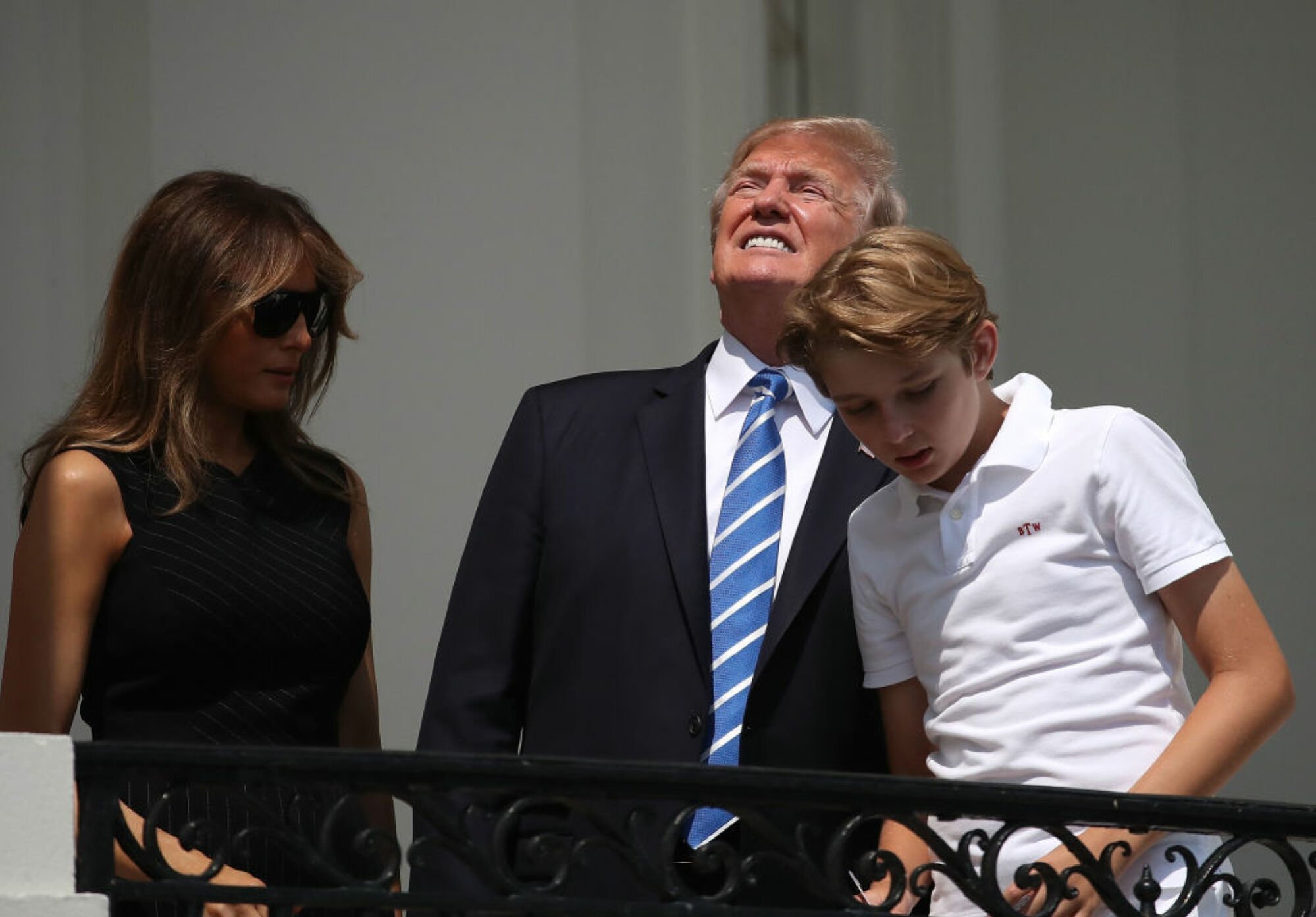 Le président Donald Trump plisse les yeux pendant l'éclipse solaire