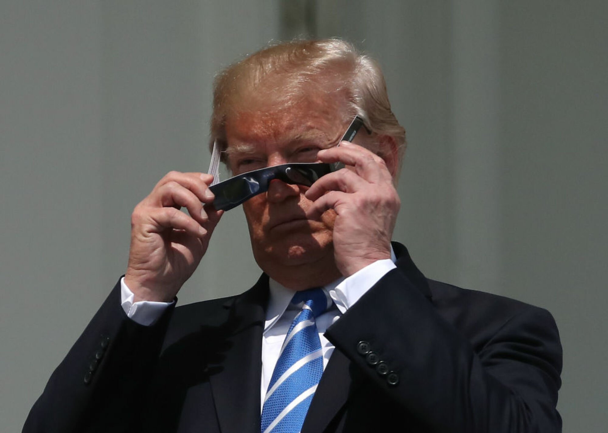 Le président Donald Trump installe des filtres pour les éclipses solaires