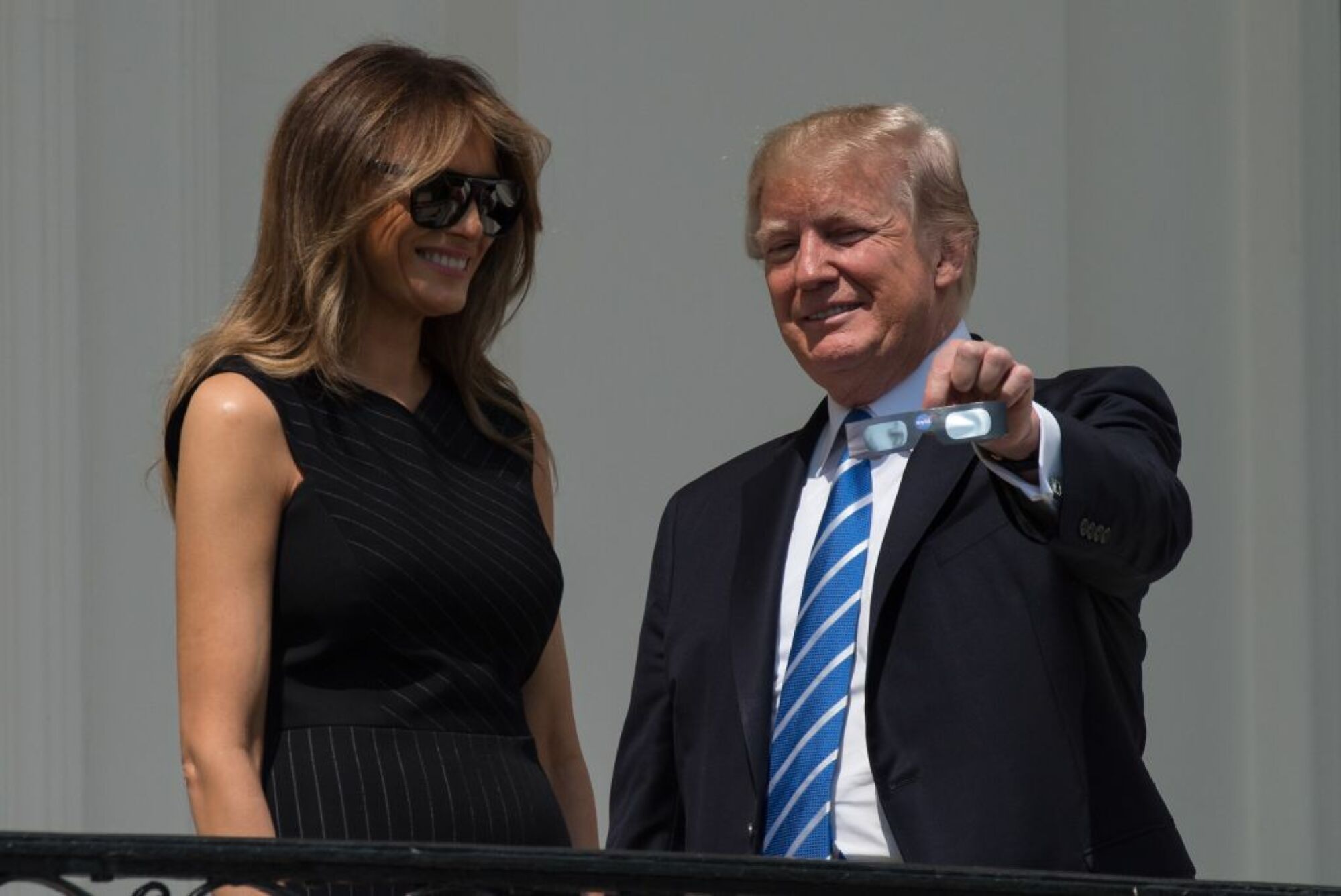 Le président Donald Trump brandit ses lunettes à éclipse
