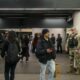 La Garde nationale américaine contrôle les bagages dans le métro de New York et les New-Yorkais sont confus