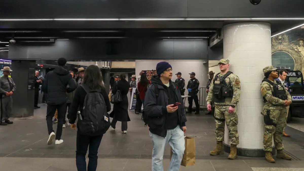 La Garde nationale américaine contrôle les bagages dans le métro de New York et les New-Yorkais sont confus