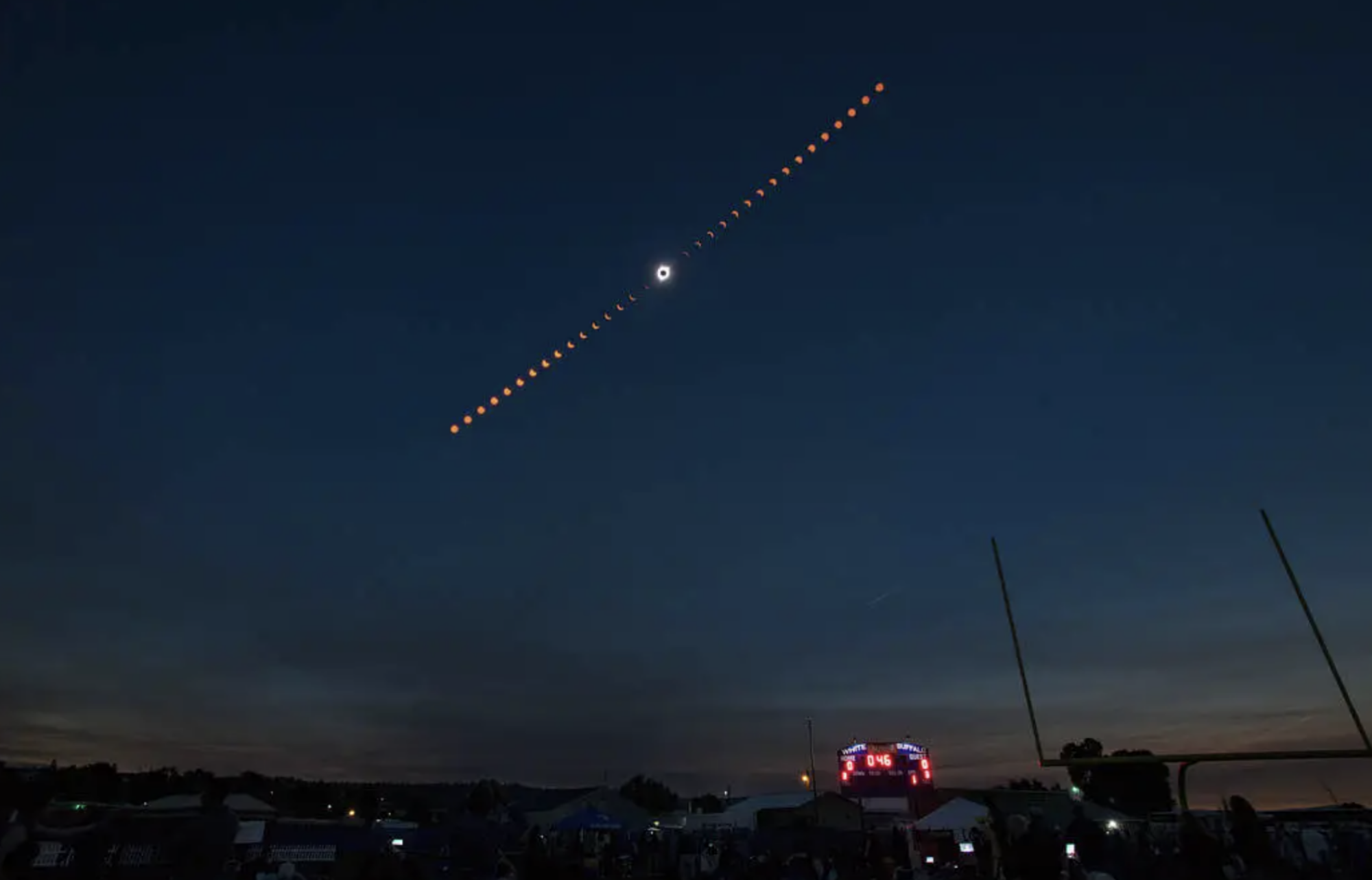 Un time-lapse de la Lune éclipsant le Soleil en août 2017 lors d'une éclipse solaire totale.
