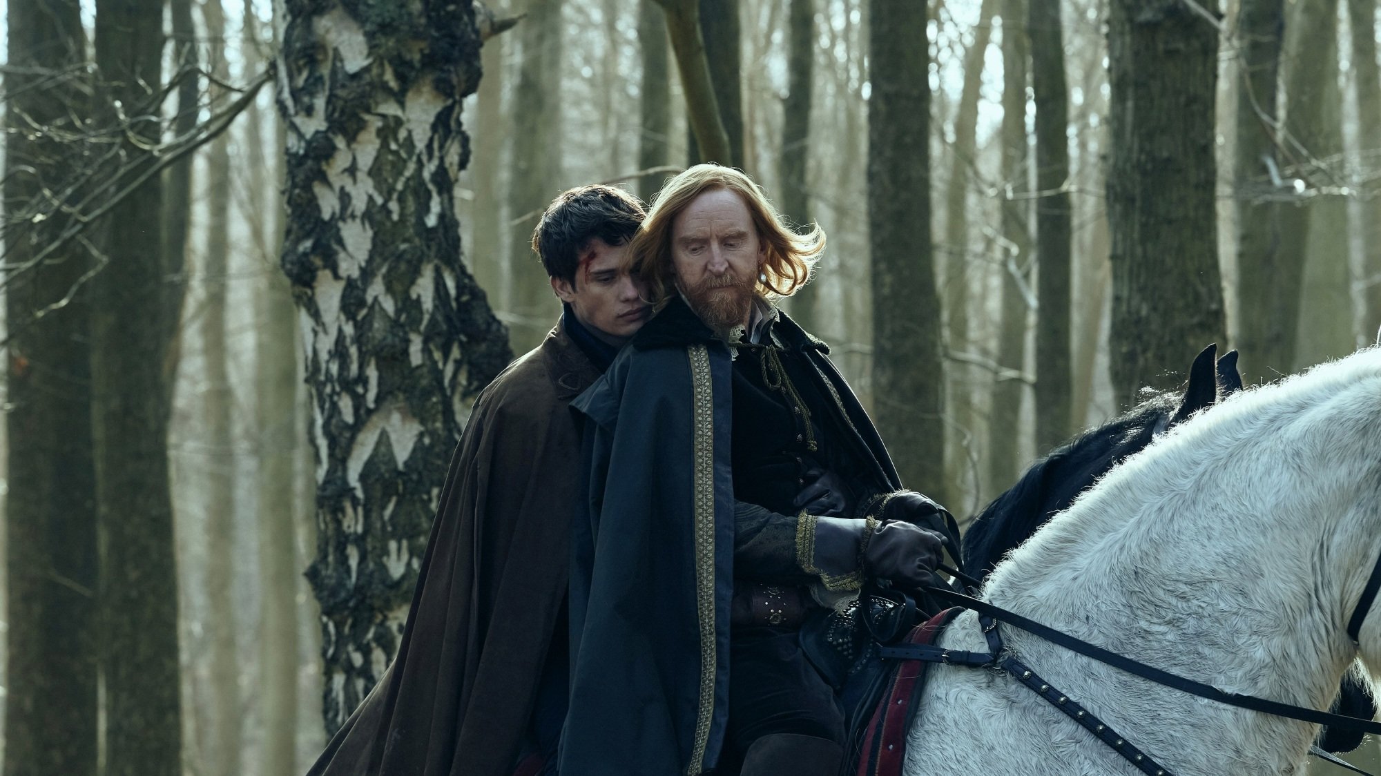George Villiers, le roi Jacques VI et moi chevauchant un cheval blanc à travers les bois.