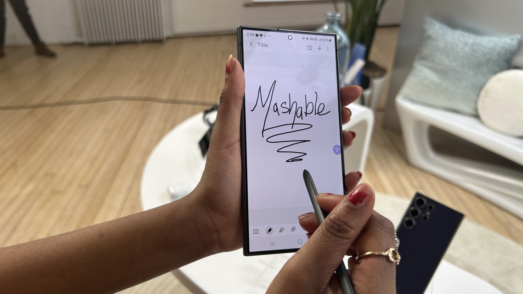 Samsung Galaxy S24 Ultra avec S Pen dans la main d'une femme