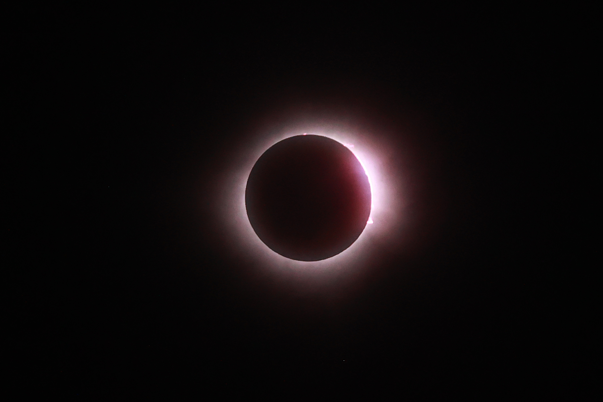 Le soleil disparaît complètement derrière la lune lors de l'éclipse solaire du 8 avril 2024 à Mazatlan, au Mexique.  La lumière derrière la lune est brillante et violette.