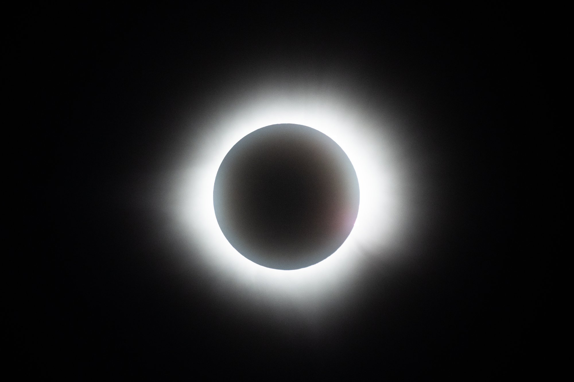 Le soleil disparaît complètement derrière la lune lors de l'éclipse solaire du 8 avril 2024 à Mazatlan, au Mexique.  La lumière derrière la lune est blanche et brillante.