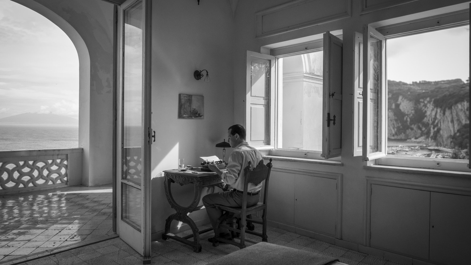 Un homme devant une machine à écrire. 