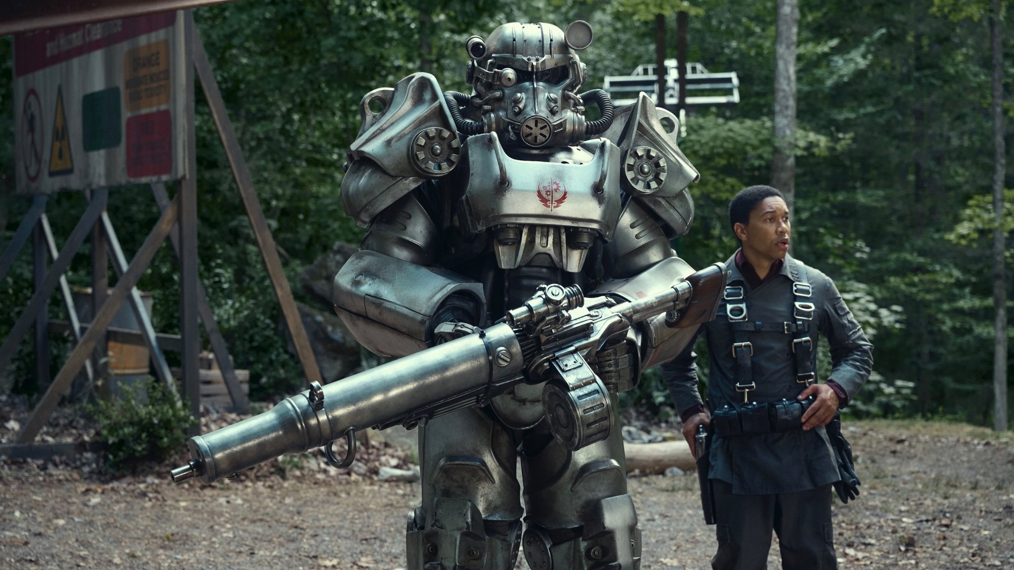 Maximus de "Fallout" se tient à côté d'une énorme armure assistée.
