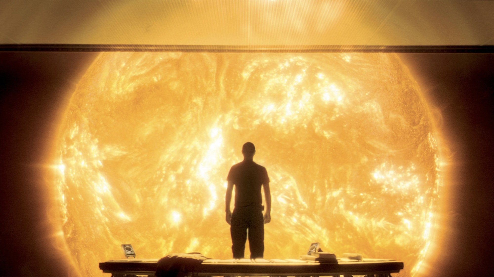 Un homme dans un vaisseau spatial regarde le soleil.