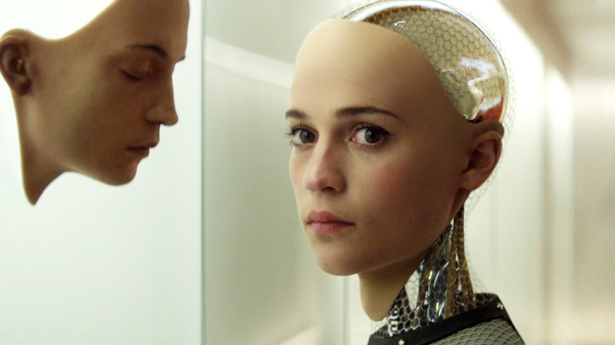 Une femme robot humanoïde regarde un masque humain.