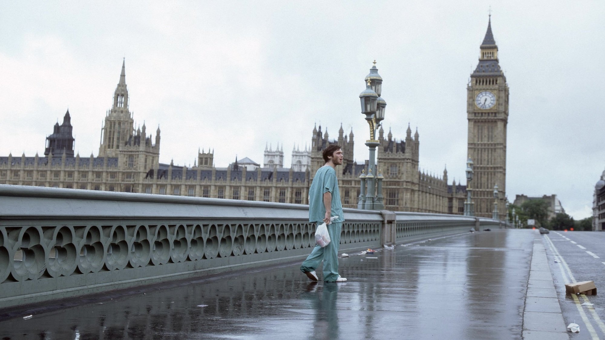 Un homme en tenue d'hôpital traverse un pont de Westminster désert en direction de Big Ben.