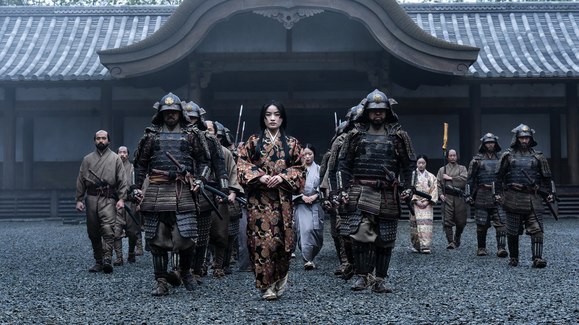 Mariko du « Shōgun » marchant avec sa suite de soldats.
