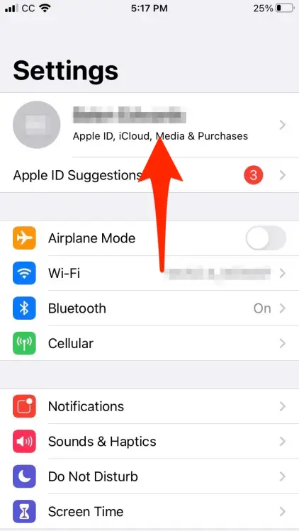 Capture d'écran de l'iPhone "Paramètres" avec le nom de l'utilisateur en surbrillance. 