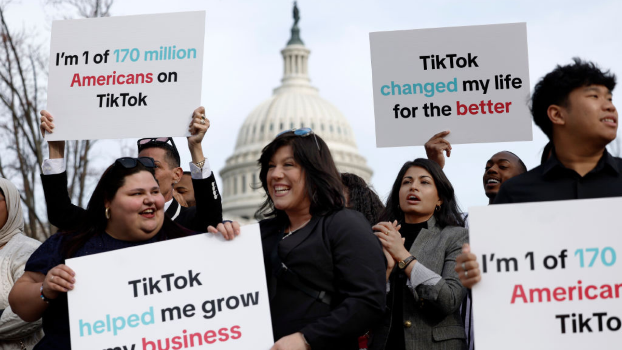 Des manifestants brandissent des pancartes en soutien à TikTok devant le Capitole des États-Unis le 13 mars 2024 à Washington, DC.