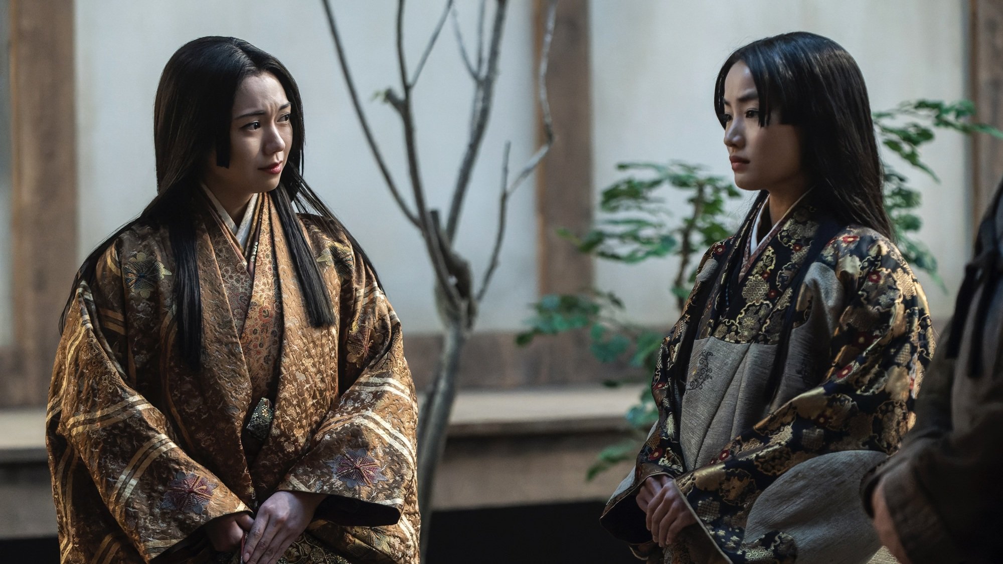 Lady Ochiba et Mariko de « Shōgun » ont une conversation dans un jardin.