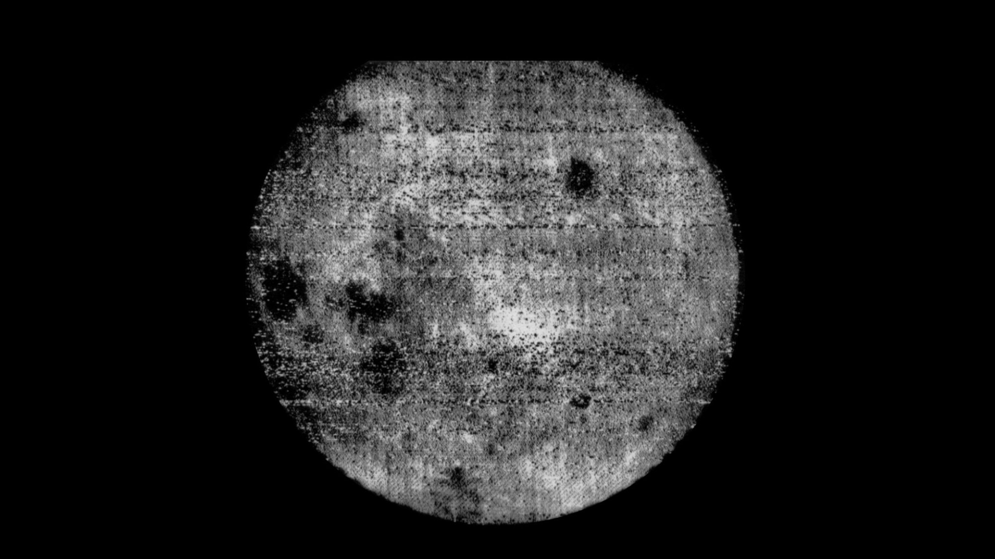 Luna 3 observant la face cachée de la Lune