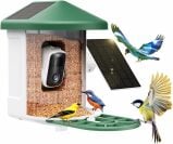 Une mangeoire à oiseaux avec caméra vidéo et panneau solaire