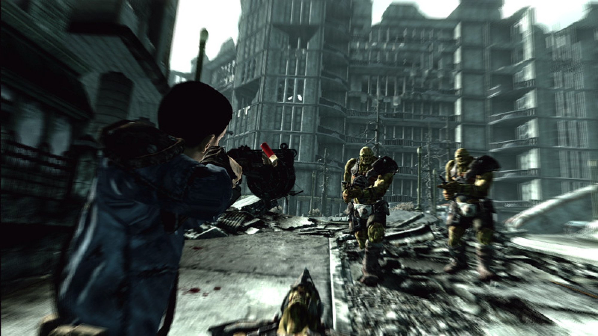 Une personne vêtue d'une veste bleue pointant une arme sur des personnages blindés dans un environnement urbain désolé, avec des décombres et une créature morte au sol.