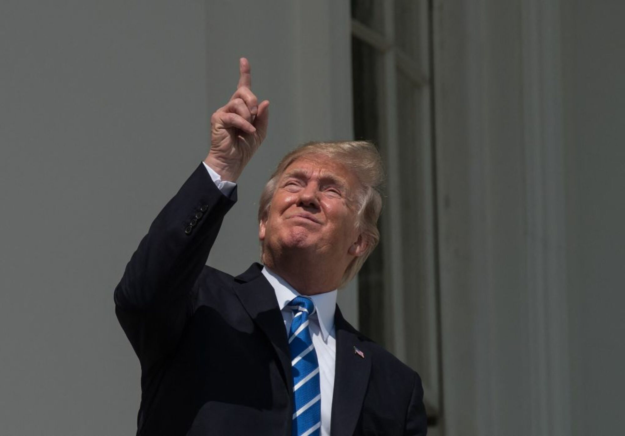 L'ancien président Donald Trump regarde le soleil à l'œil nu