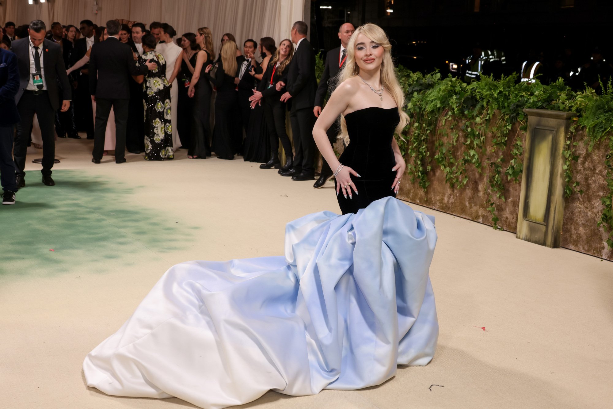 Sabrina Carpenter participe au gala du Met 2024 célébrant « Sleeping Beauties : Reawakening Fashion » au Metropolitan Museum of Art le 6 mai 2024 à New York. 