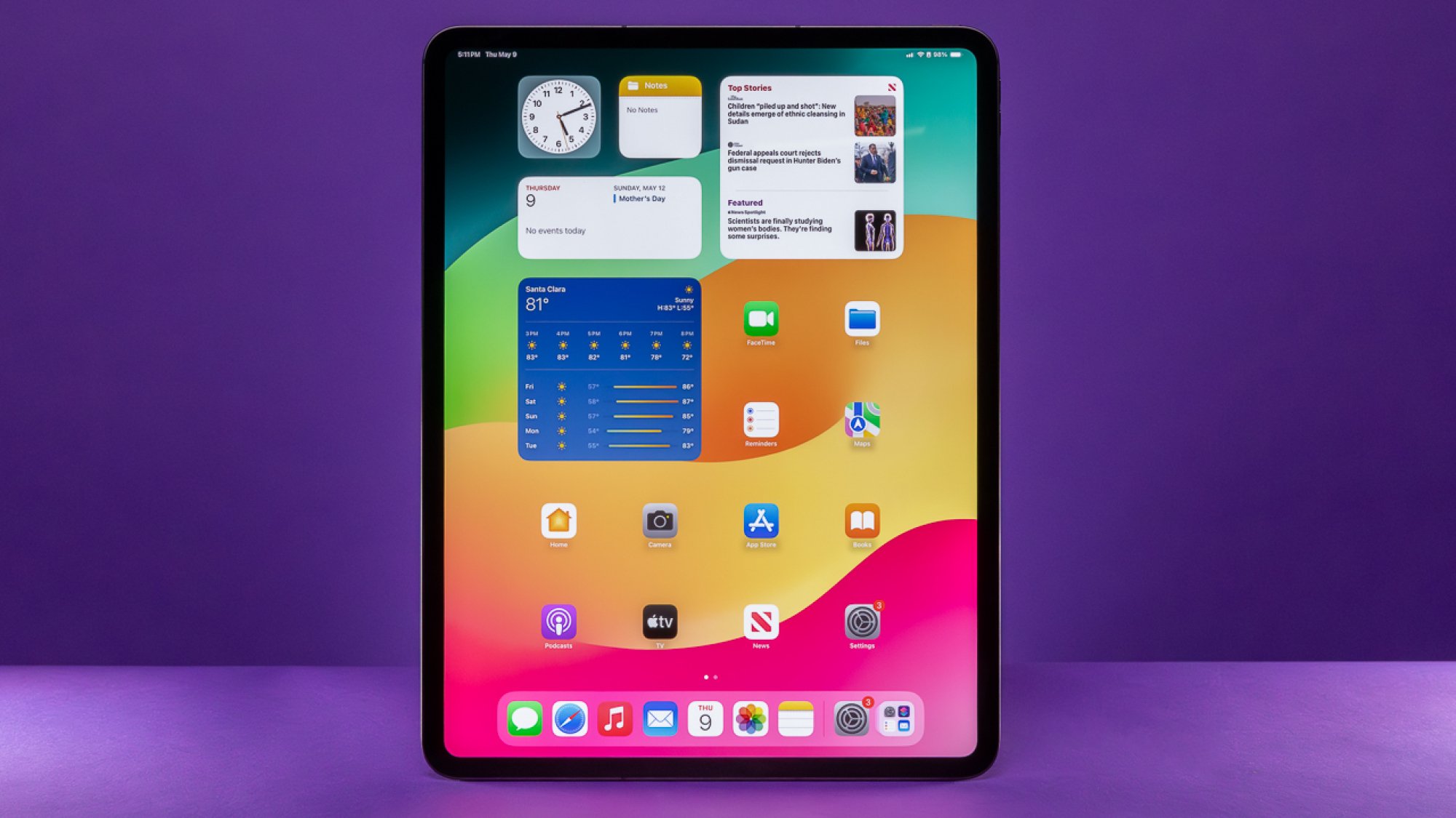 iPad Pro 13 pouces devant un fond violet en mode portrait