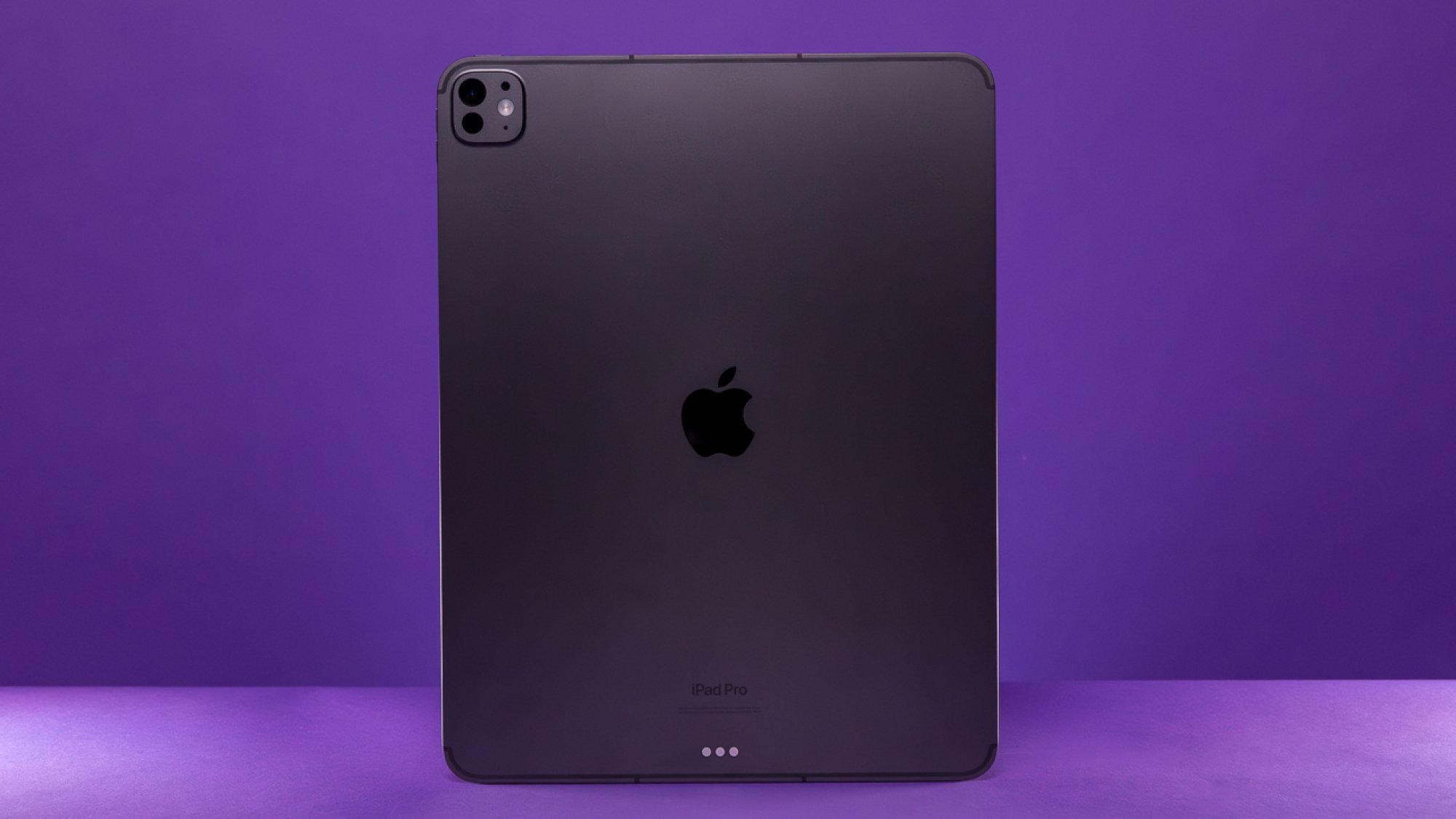 iPad Pro 13 pouces devant un fond violet