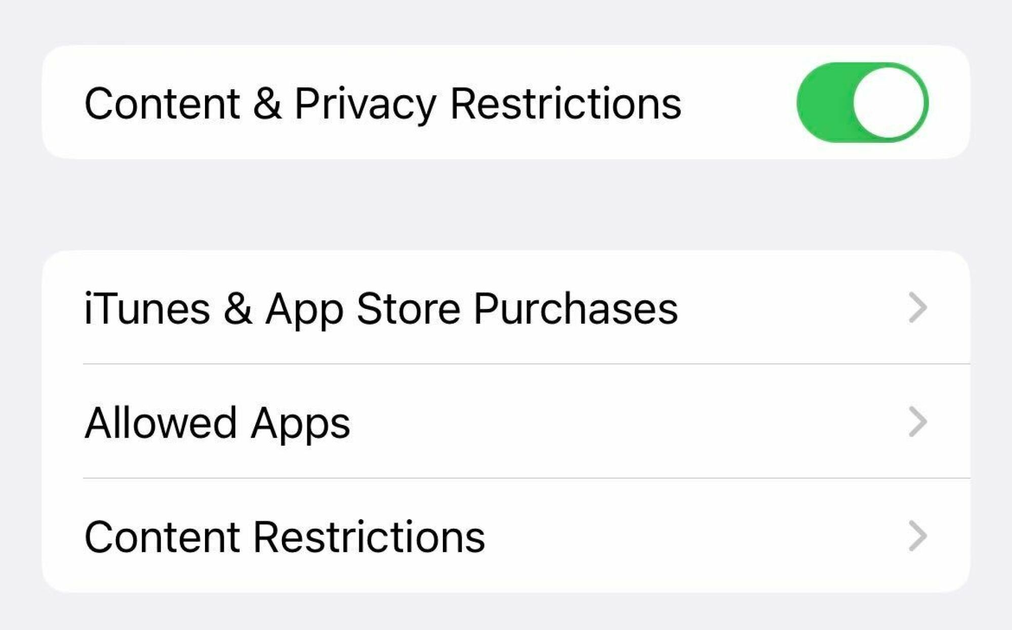 Une capture d'écran de l'option « Restrictions relatives au contenu et à la confidentialité ».