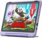 une tablette aamzon fire hd 10 kids pro de couleur violette qui affiche le film jung fu panda sur l'écran