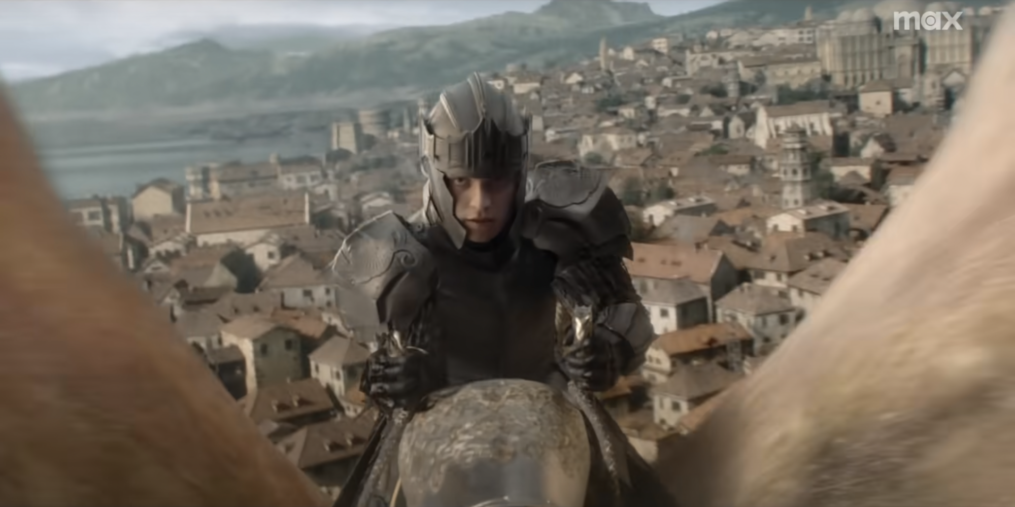 Tom Glynn-Carney dans le rôle d'Aegon Targaryen, chevauchant un dragon d'or au-dessus de King's Landing.