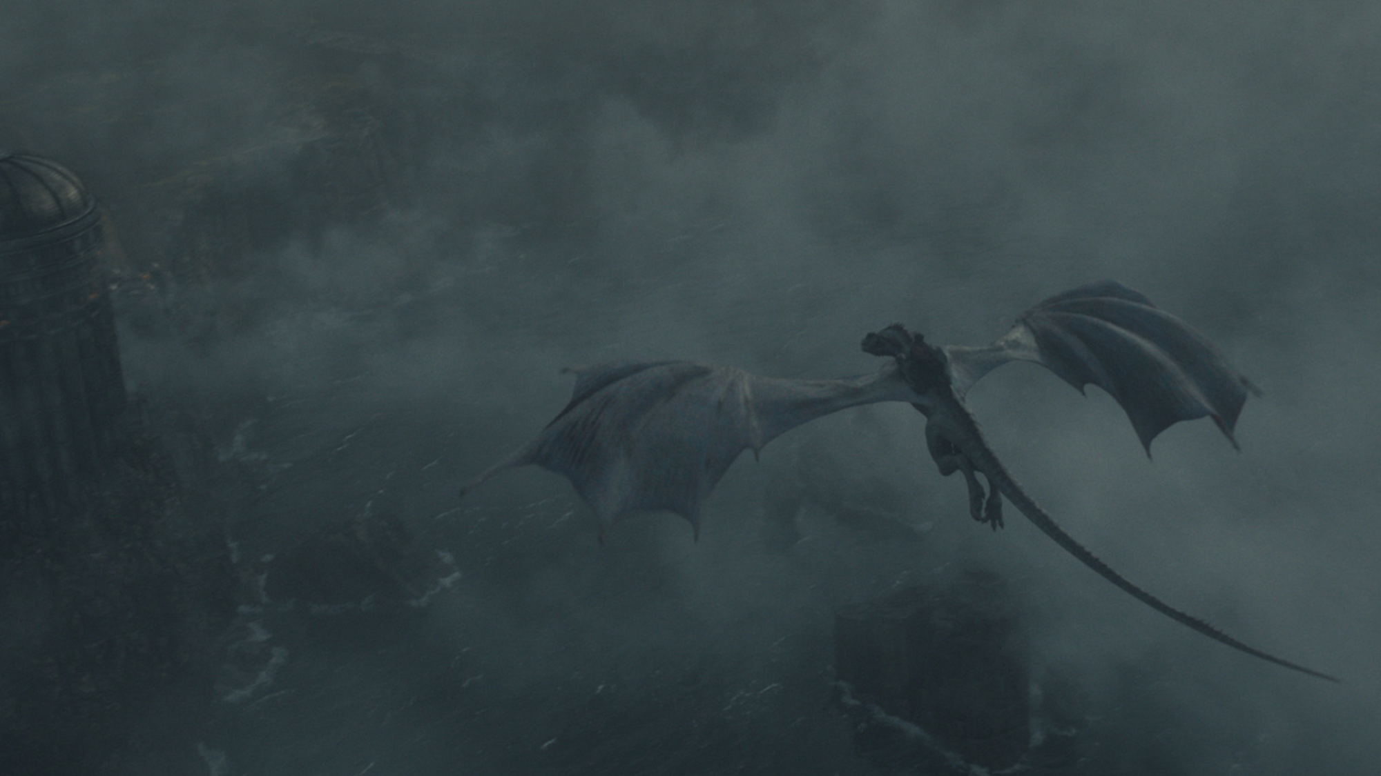 Un dragon vole dans un ciel nuageux au-dessus d'un palais dans "La Maison du Dragon".