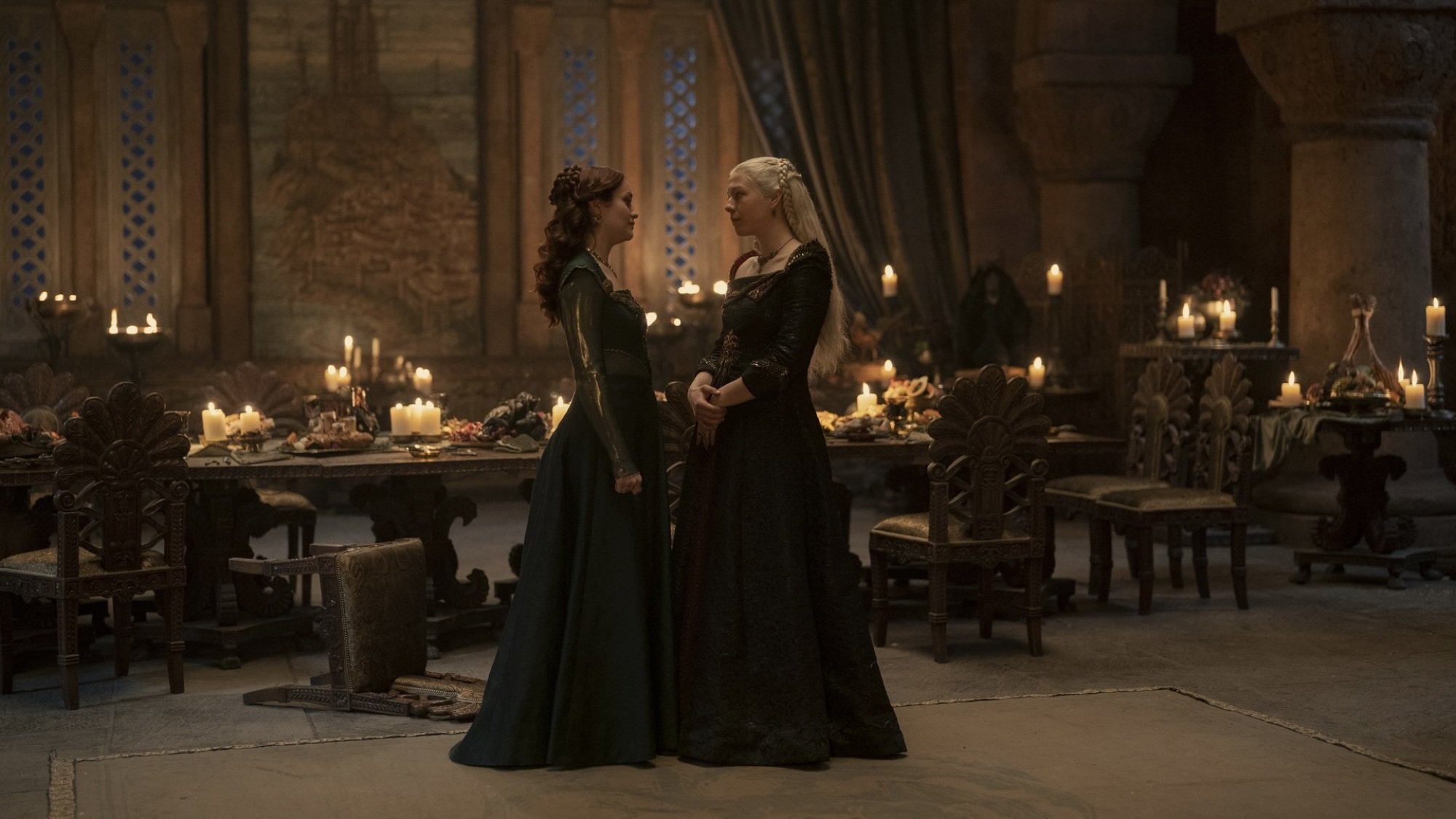 Olivia Cooke et Emma D'Arcy dans le rôle d'Alicent Hightower et Rhaenyra Targaryen dans "Maison du Dragon."