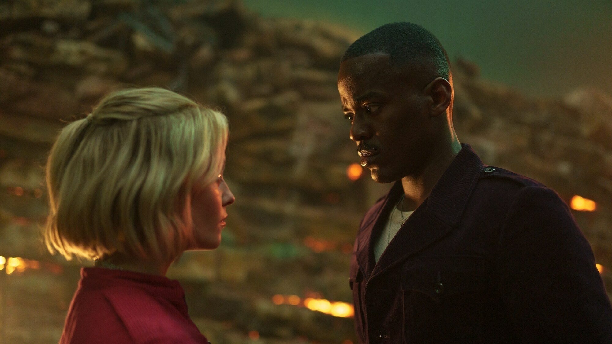 Le Docteur et Ruby se regardent alors qu'il est sur une mine terrestre à "Boom."