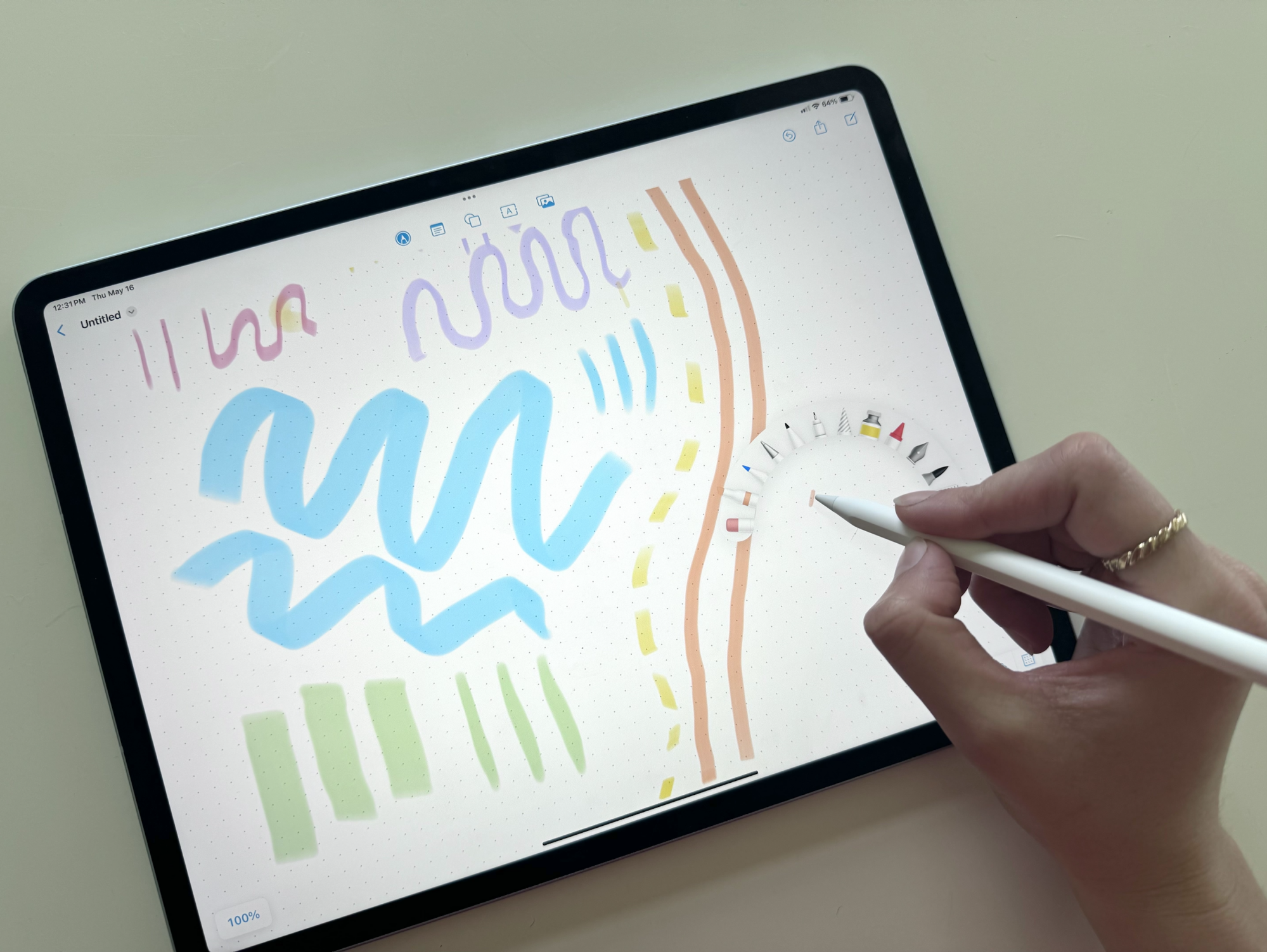 Femme dessinant des gribouillis sur l'iPad Air