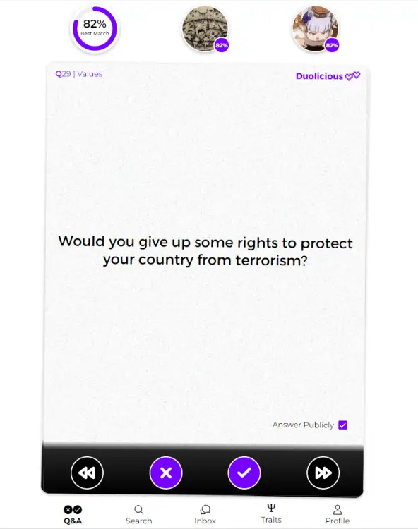 Une question de Duolicious - Une question de l'application de rencontres Duolicious demandant : "Renoncez-vous à certains droits pour protéger votre pays du terrorisme ?"  Le pourcentage de correspondance de compatibilité en haut indique 82 %.