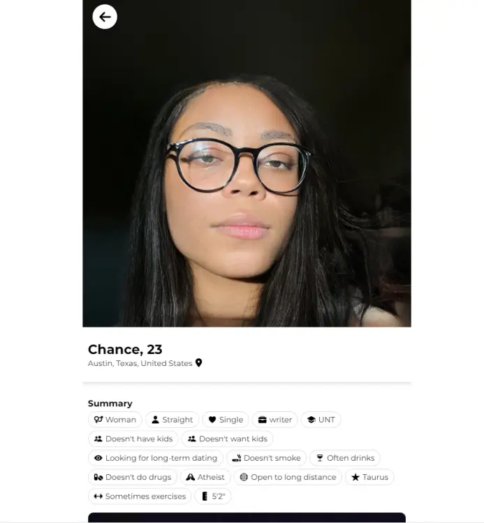 Profil utilisateur "Chance, 23" - Un profil d'utilisateur pour "Chance, 23" d'Austin, Texas, montrant sa photo et un résumé de son profil, y compris des détails sur ses préférences, ses habitudes et ses intérêts.