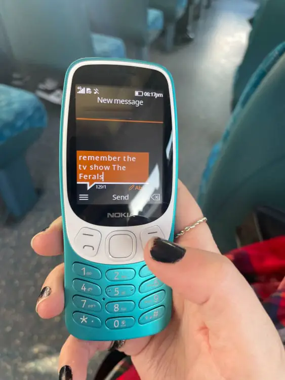 Un Nokia 3210 montrant la fonction de messagerie.