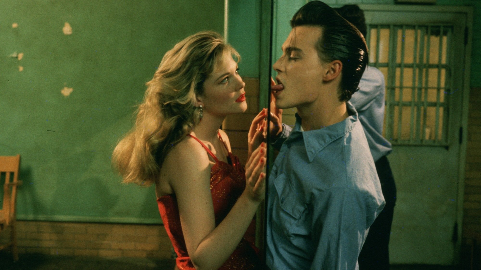 Amy Locane et Johnny Depp incarnent des adolescents amoureux dans "Cry-Baby".