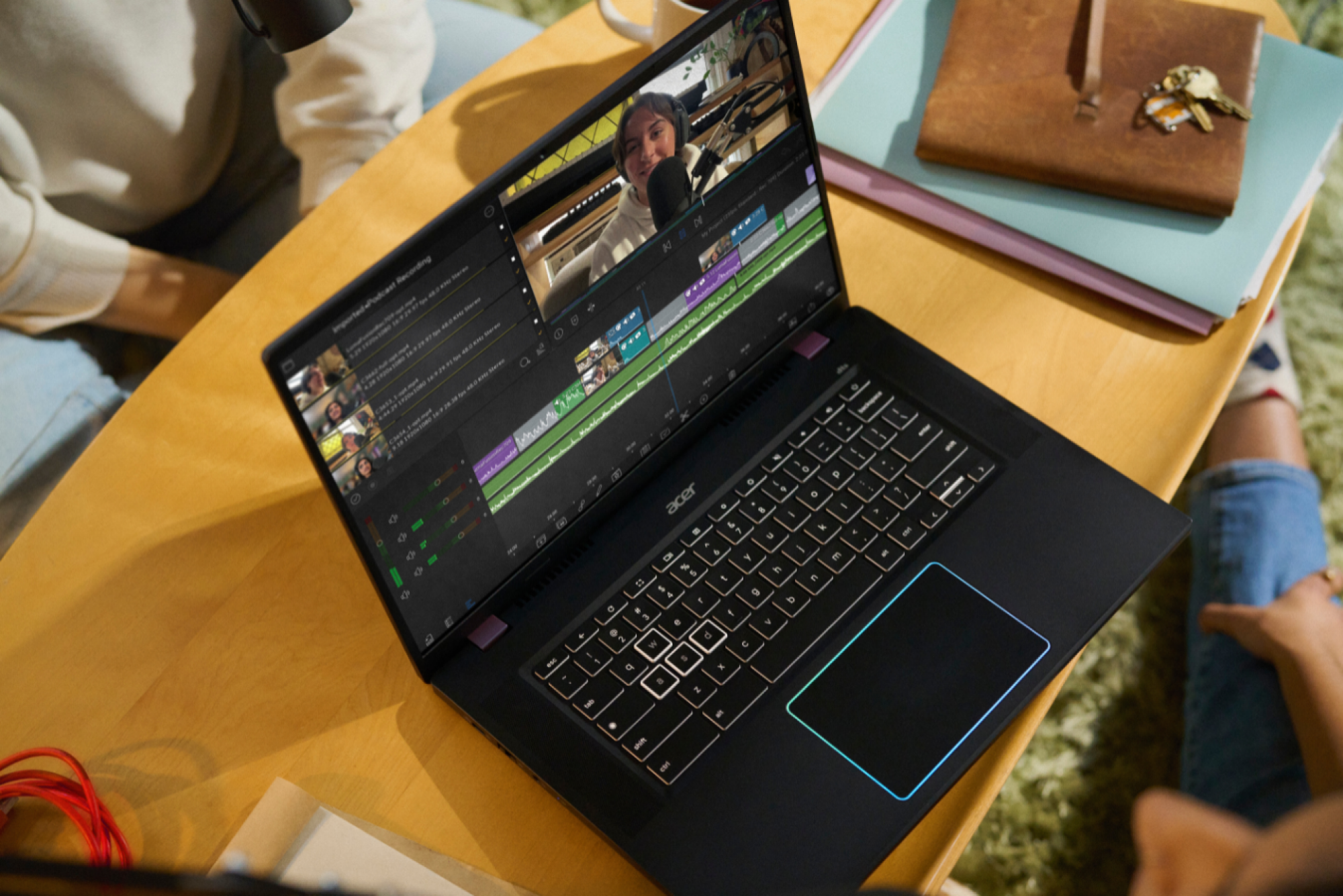 l'Acer Chromebook Plus 516 GE sur un bureau affichant un logiciel de podcast