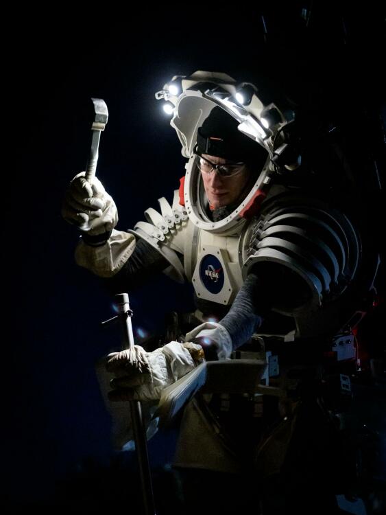 L'astronaute Kate Rubins a utilisé un marteau pour enfoncer un tube qui collectera des échantillons de sol du sol.  Sur la Lune, ces échantillons seront scellés puis renvoyés sur Terre. 