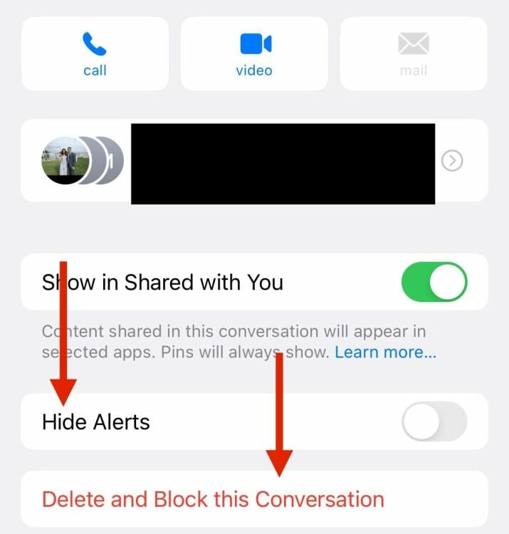 page de discussion de groupe sur iPhone avec des flèches pointant vers des boutons pour quitter la conversation ou la désactiver