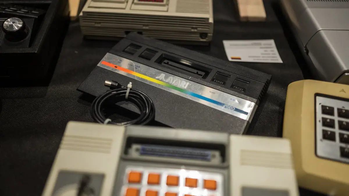 Atari rachète Intellivision, mettant fin à la plus ancienne guerre des consoles de jeux vidéo