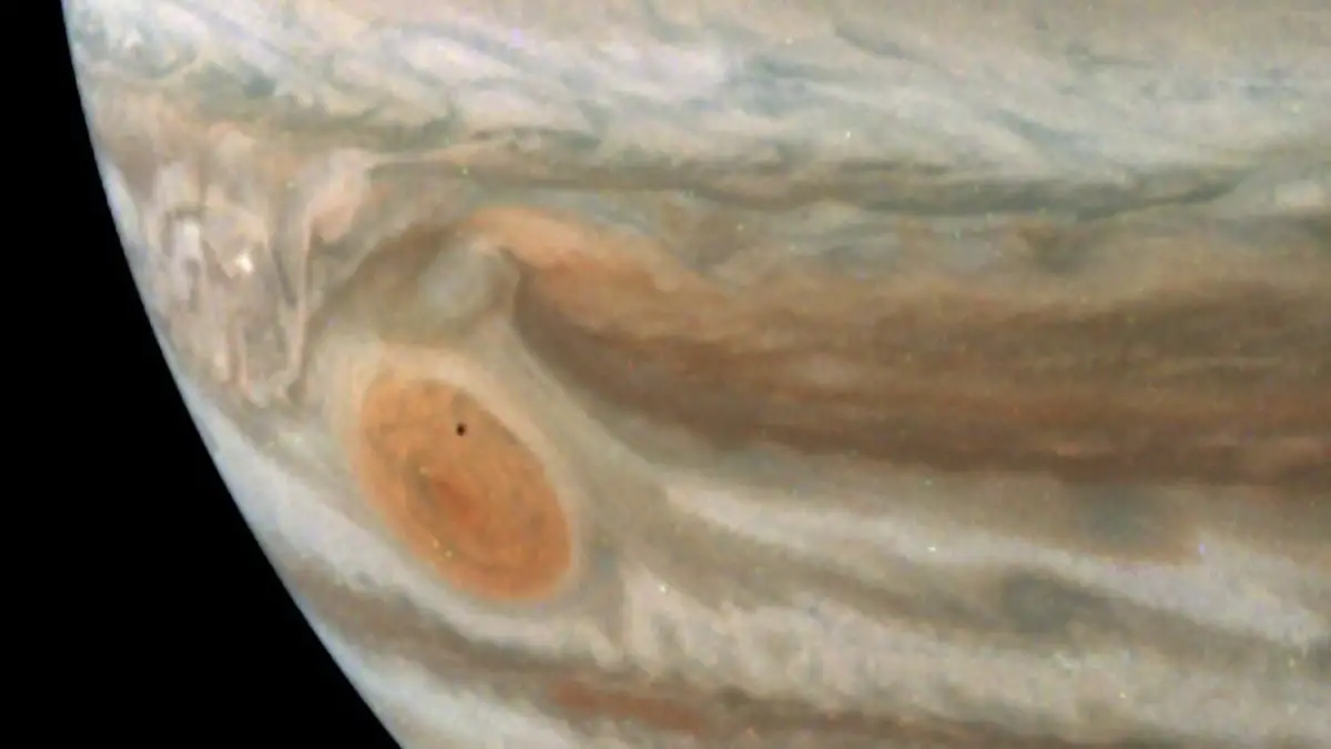 Le vaisseau spatial de la NASA a vu quelque chose d'incroyable près de la grande tache rouge de Jupiter